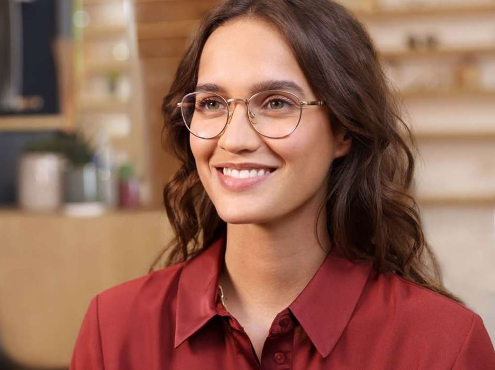 Imagem de uma pessoa usando óculos